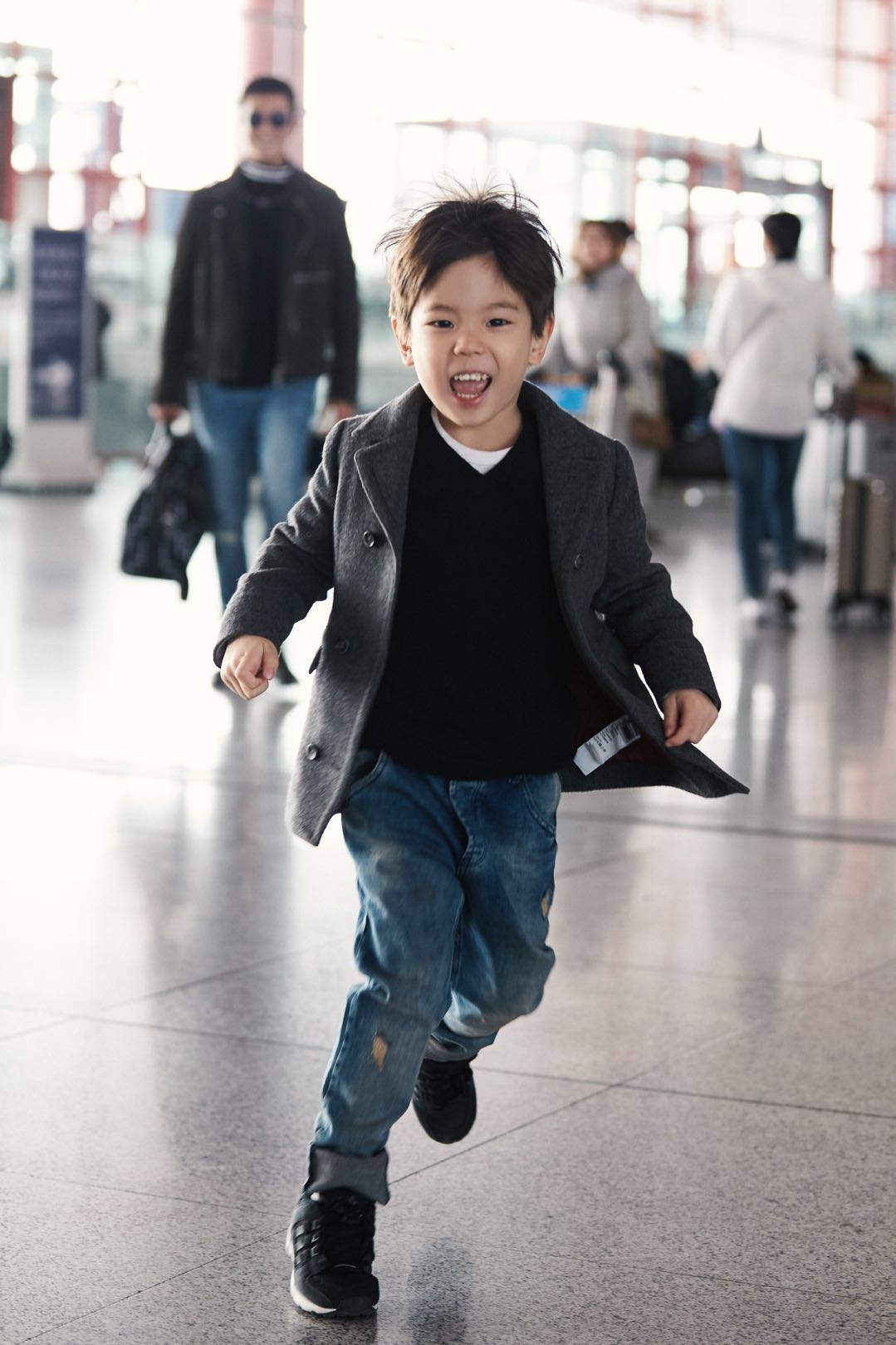 杜江嗯哼现身机场 时髦父子档穿搭亮眼互动有爱