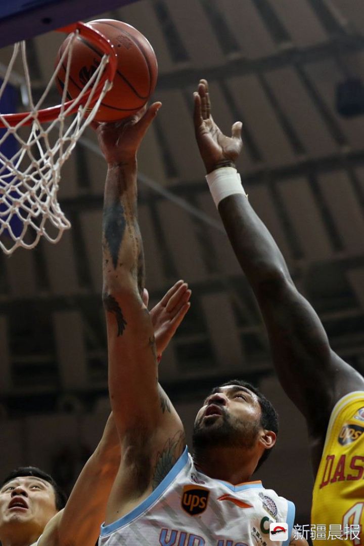 亚当斯突破无解,新疆男篮主场大胜同曦