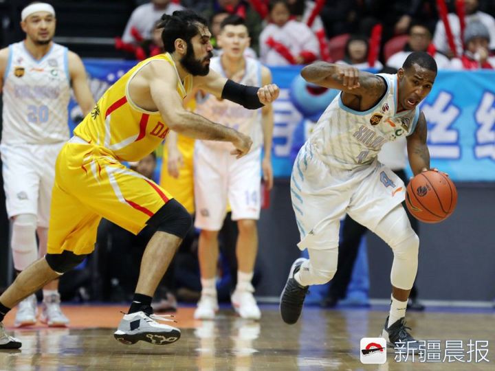 亚当斯突破无解,新疆男篮主场大胜同曦