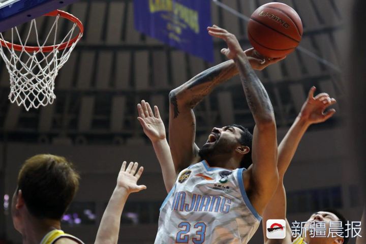 亚当斯突破无解,新疆男篮主场大胜同曦