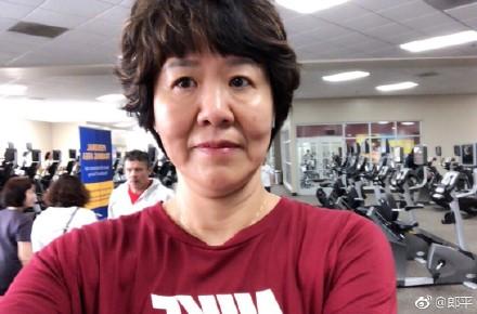 58岁的郎平锻炼身体晒自拍，提醒队“注意减肥”