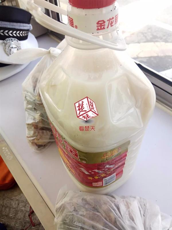 长江二桥上现一小推车 满车年货待主人认领