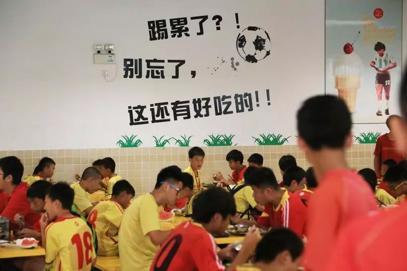 中国足球学校的孩子要成为C罗,还有多远的路要