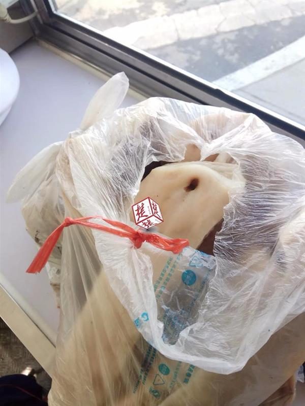 长江二桥上现一小推车 满车年货待主人认领