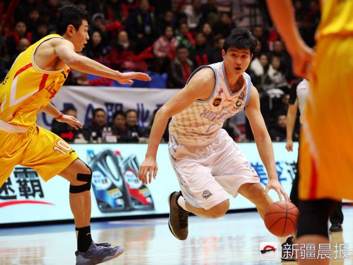 亚当斯突破无解,新疆男篮主场大胜同曦