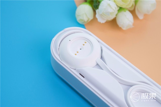 作为一款199元的产品,oclean se青春版电动牙刷并没有采用无线充电