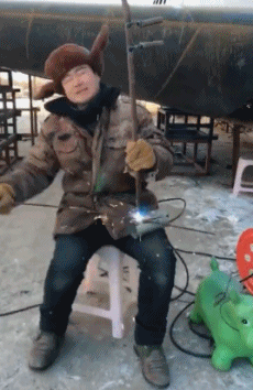 搞笑gif:姑娘大冬天光腿穿短裤,还真是美丽冻人