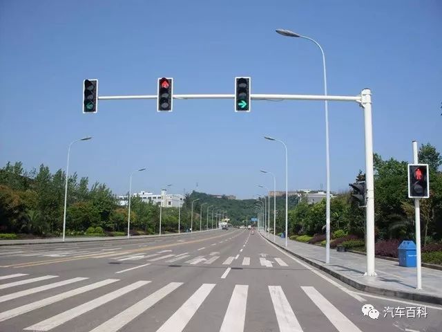 车辆右转需要看红绿灯吗?为什么右转也能被扣