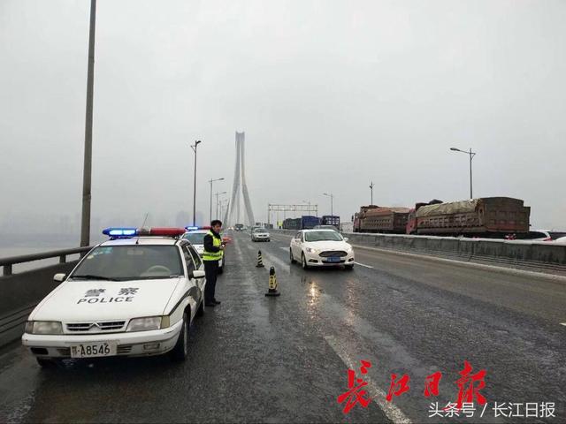 请尽量绕行!天兴洲大桥通行不畅,除冰工作正在进行 请尽量绕行!天兴洲大桥通行不畅,除冰工作正在进行