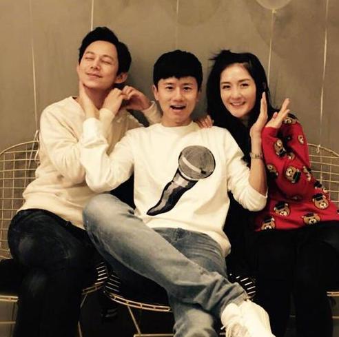 何炅和张杰情侣装亮了,谢娜休产假变艺术家,