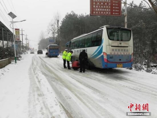 受降雪影响 多地动车组列车临时调整运行或停运