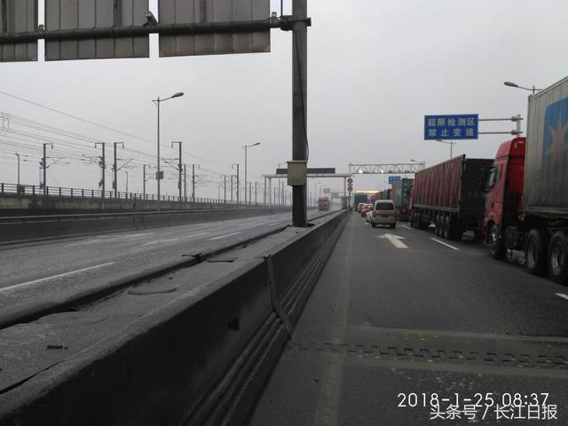 请尽量绕行!天兴洲大桥通行不畅,除冰工作正在进行 请尽量绕行!天兴洲大桥通行不畅,除冰工作正在进行