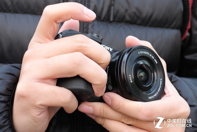 小钢炮的较量 佳能77D对比索尼A6500 