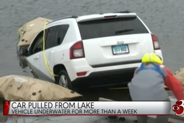 科技也不灵！司机按导航开车竟冲入湖中 