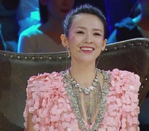 章子怡的手也太吓人了!网友:干枯得像大妈!