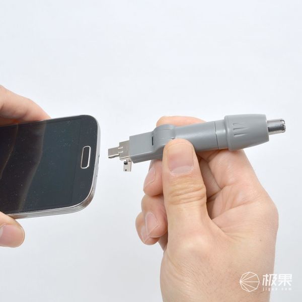 日本人发明智能手机鼻毛修剪器!细节控必备!_