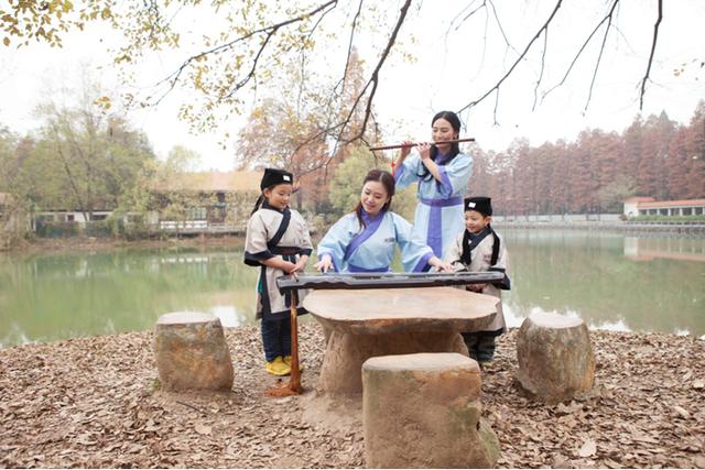 童学馆李广斌:高新科技的冰冷,需要1琴棋书画来天地西安情侣情(情趣)主题酒图片