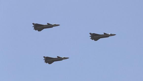 美媒曝光歼20与多型战机开展超视距对抗,歼20