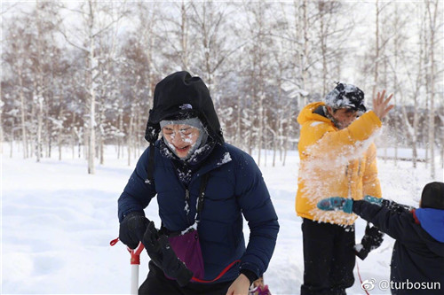 陸毅帶著兩個女兒玩雪，被鮑蕾一句話嘲笑了(圖)