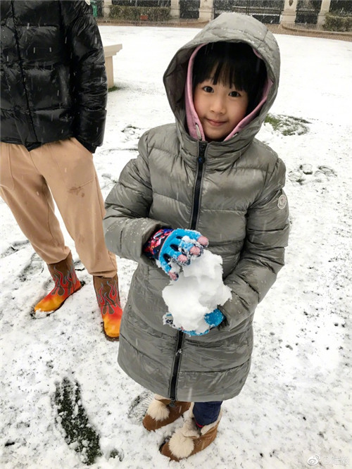 陸毅帶著兩個女兒玩雪，被鮑蕾一句話嘲笑了(圖)