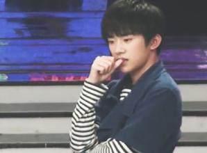 易烊千玺纽约街拍,这个动作你看着熟悉吗?