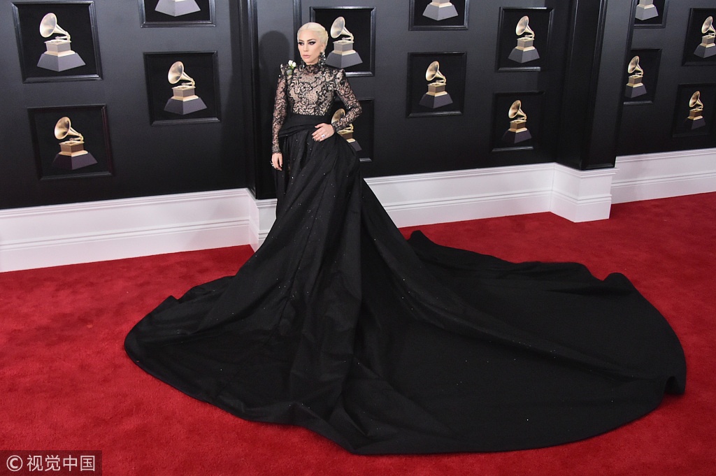 Lady Gaga曳地长裙惊艳格莱美 举手投足宛如女王