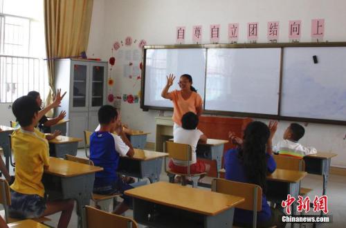 资料图：一名老师正在给学生上课。朱柳融摄