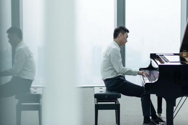 安静的音乐才子李泉化身乖张怪诞的小丑,网友