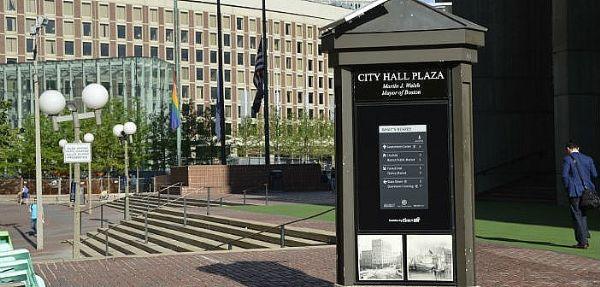 电子纸显示屏点亮波士顿市政广场