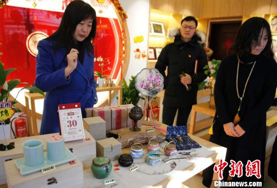 1月30日，一众记者探访 “潘家园礼物”文创店。　张宇亮 摄