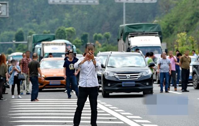 交通事故为什么不能围观？看完这个你就明白了