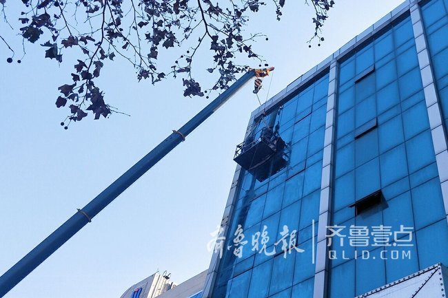 济南保洁员清洗大厦外墙,寒风中高空作业每平仅得3元