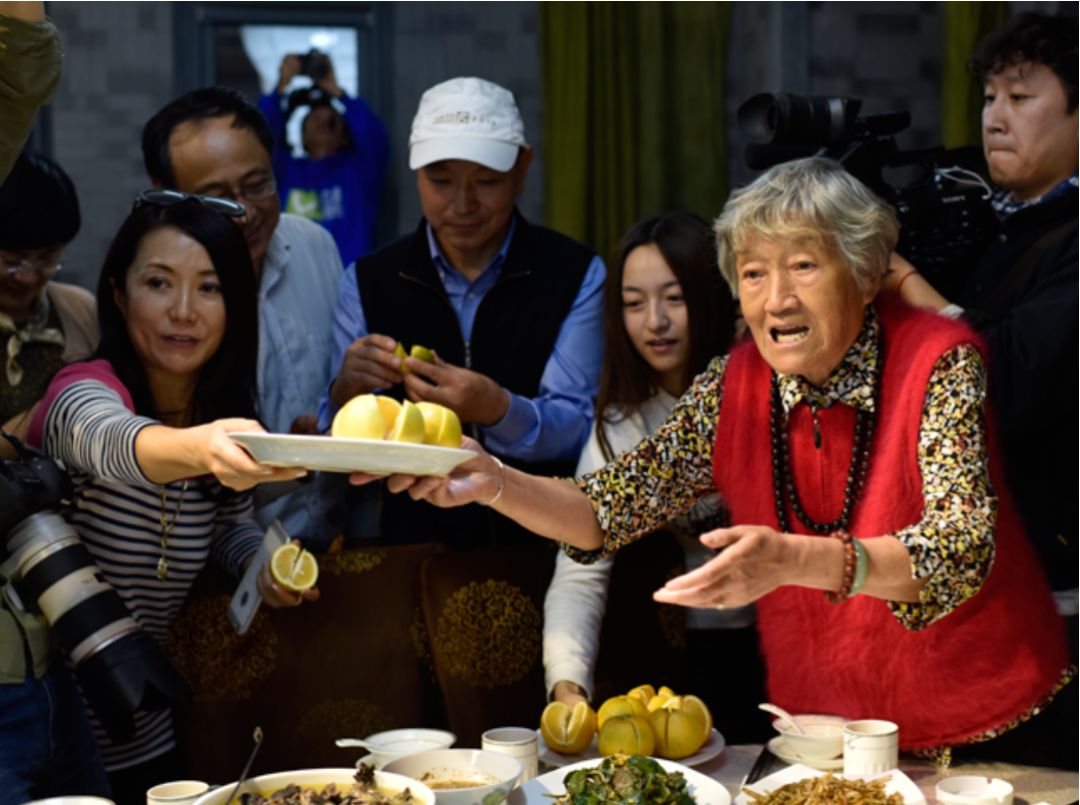 褚时健的夫人马静芬正在让客人尝试褚橙(图片来源:《中国企业家》