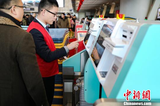 圖為：機場志愿者為旅客提供志愿服務 胡堯華 攝