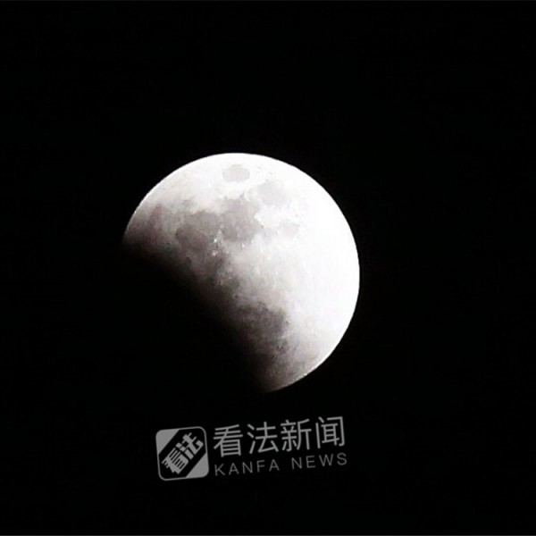 “超级蓝色血月亮”持续五小时 北京市民清晰可见