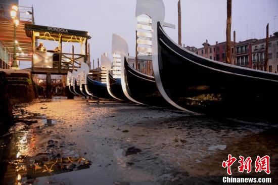 “水城”威尼斯遇罕见低潮 河床暴露船只搁浅