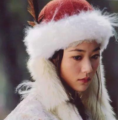 光脚配音?金丝眼镜?丢掉高冷标签的韩雪,被