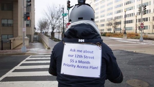 “网络中立”倡议者在FCC所在街道花式抗议！