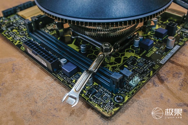 身材小巧却散热强，RGB灯效堪比蹦迪闪光灯—酷冷至尊G100MRGB风冷散热器评测