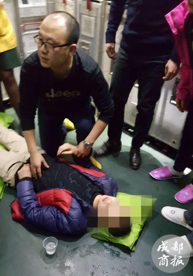 中国小伙飞机上突然晕倒 成都医生空中施救被点赞