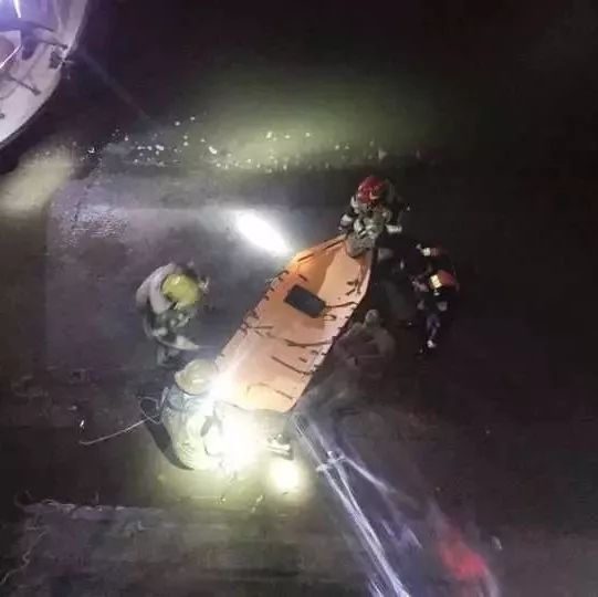 深夜，杭州一男子跌落6米高的钱塘江堤坝