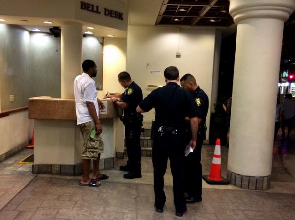 夏威夷四名警察被控强迫男子在公厕喝尿 FBI介入