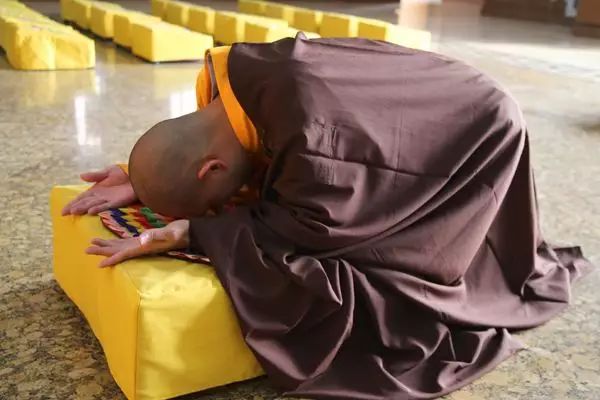 去寺庙拜佛别乱磕头乱敬香,都是有讲究的