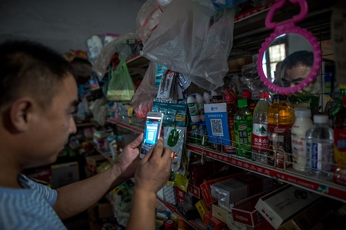 中国农村迅速拥抱移动支付：四岁孩子都会扫二维码买零食