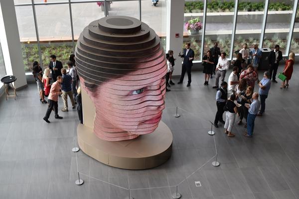 异型屏新高度，上海三思跨界巨型3D雕塑