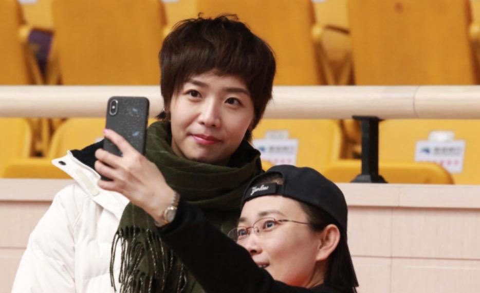 女排2队长齐现身!惠若琪退役 魏秋月携老公秀