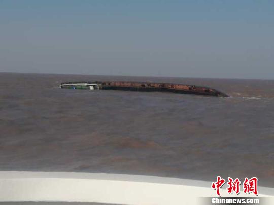 图为一艘沙石船在连云港市灌云县燕尾港东8海里海域沉没。 连云港海事局供图