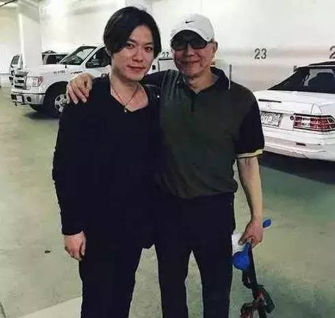 去年有人在ins上发过路遇尊龙的照片,如果没记错的话,那会儿他已经60