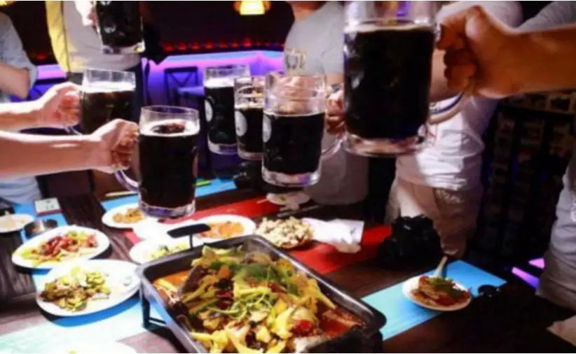 往死里喝，是最丑陋的中国酒桌文化