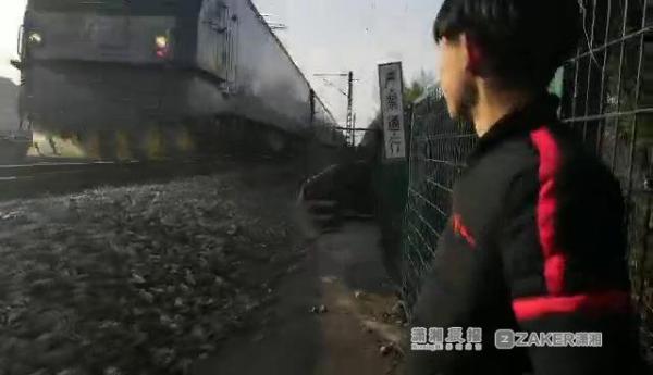 湖南两少年翻护网到铁轨上拍照耍酷 距火车仅百米